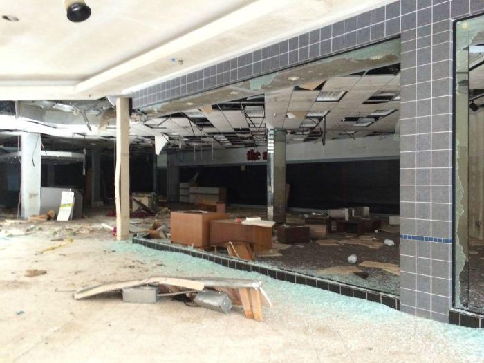 abandonedrollingacresmall_016