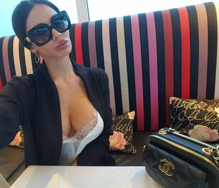 sorajavucelicplaymatepolitics_006