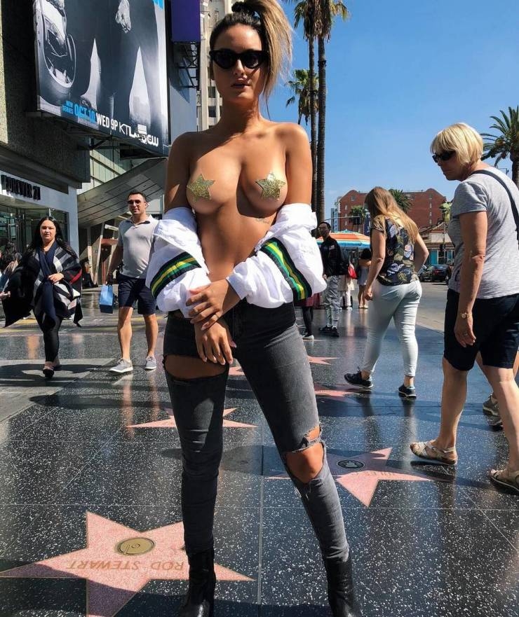 braless26_039