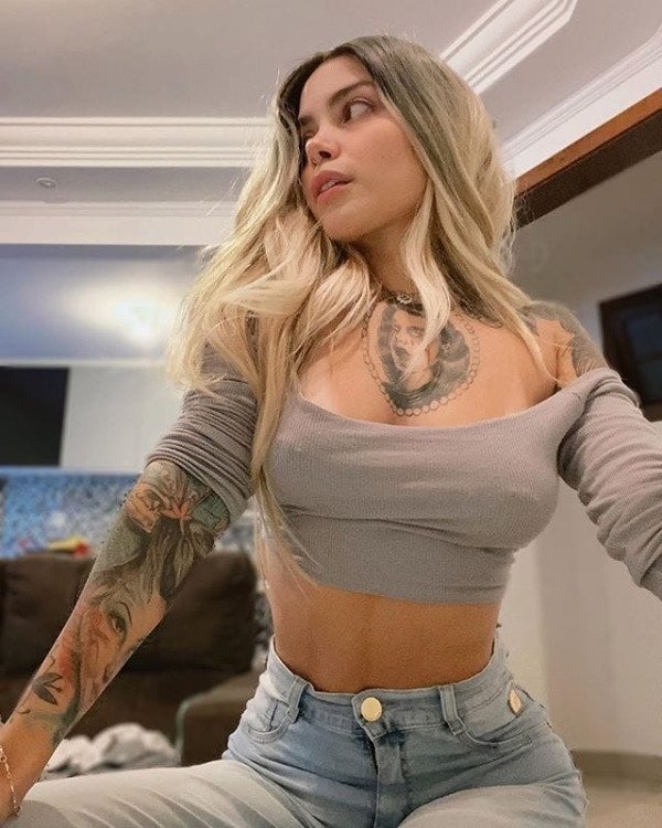 braless23_056