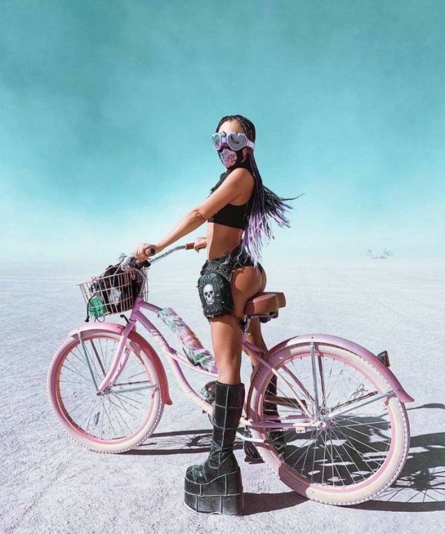 girlsonbicycles_001