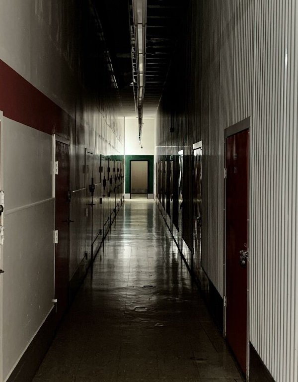 creepyhallways_019