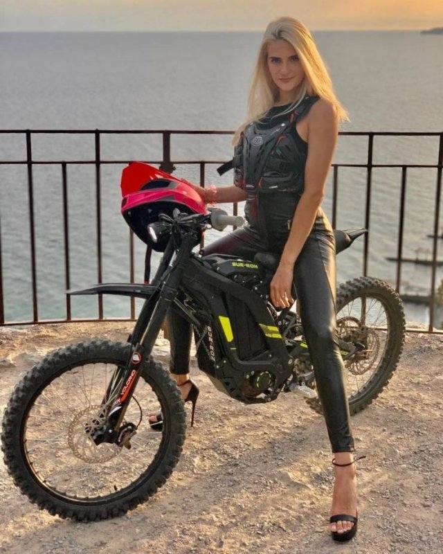 girlsinlatexleather18_044