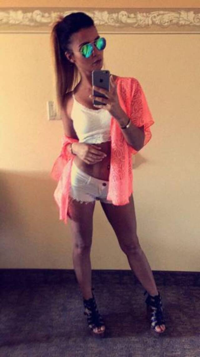girlsinshorts6_053