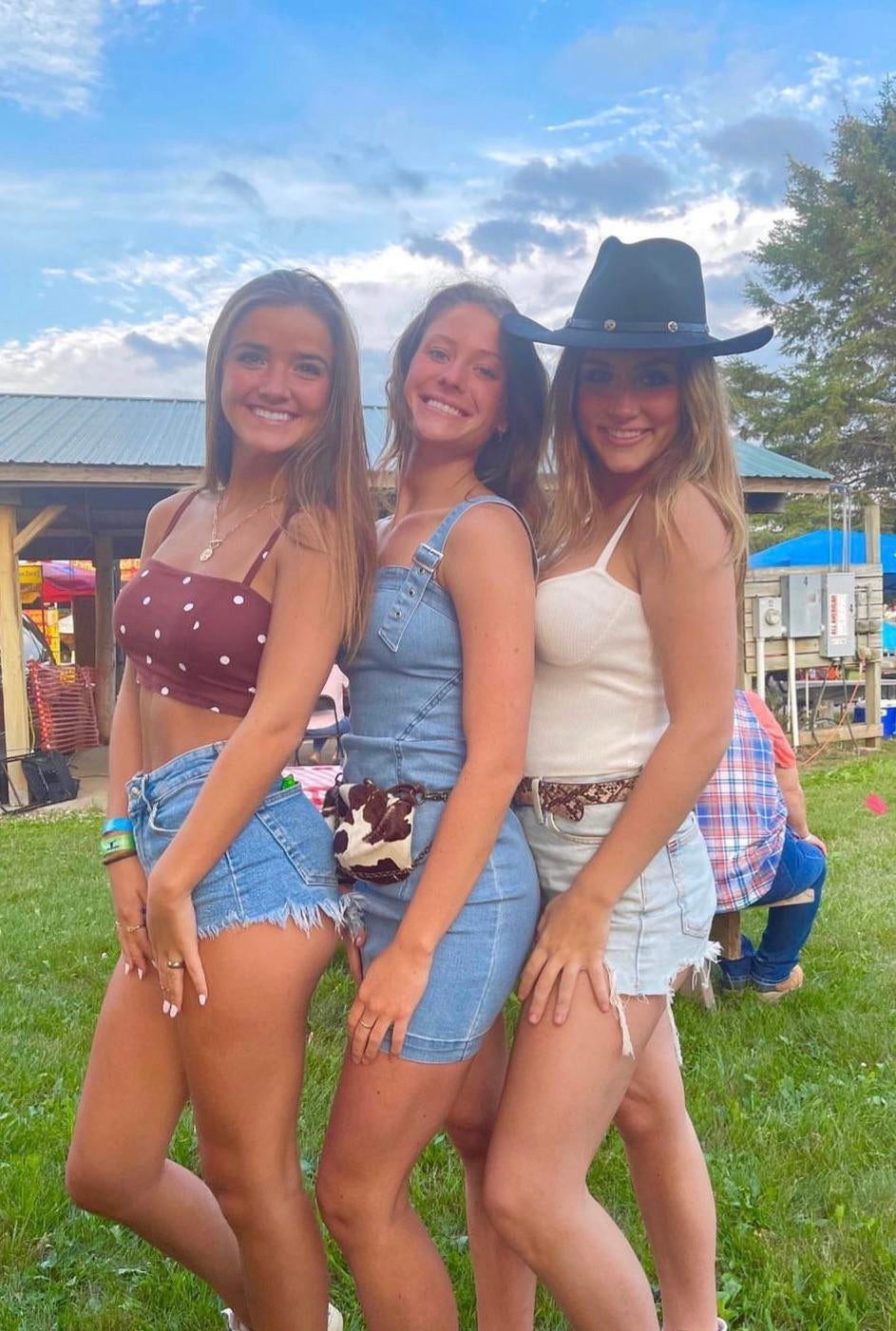 moregirlsbetter11_073