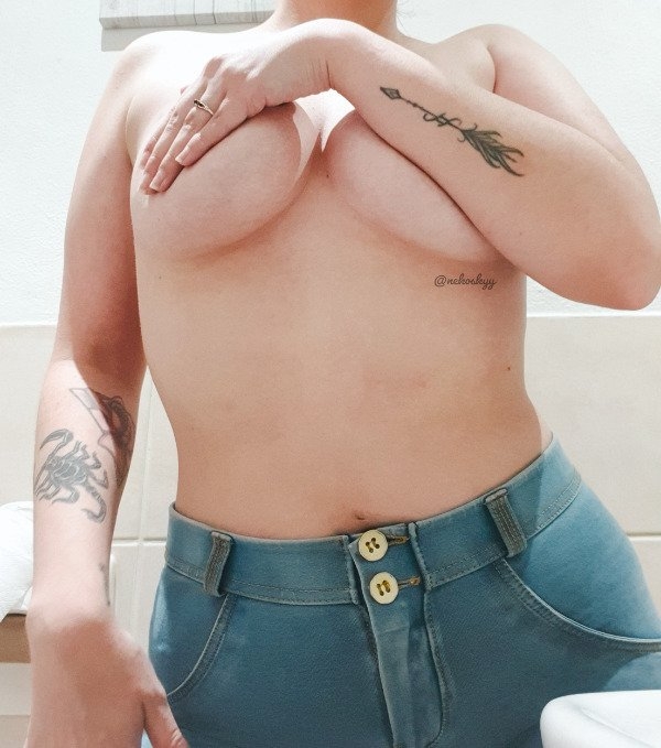 braless51_078