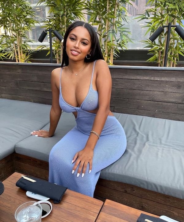 braless53_046
