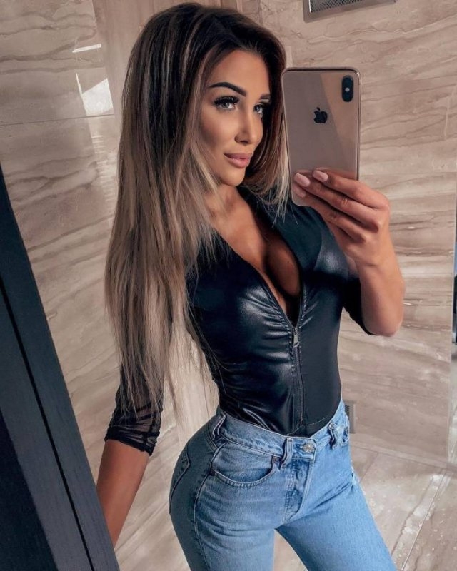 girlsinlatexleather26_021