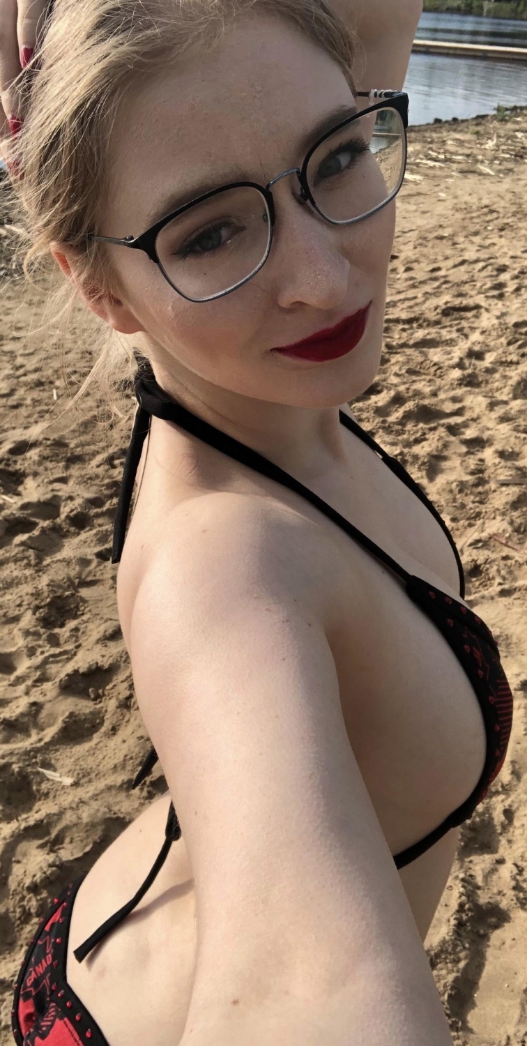 girlswithglasses22_053