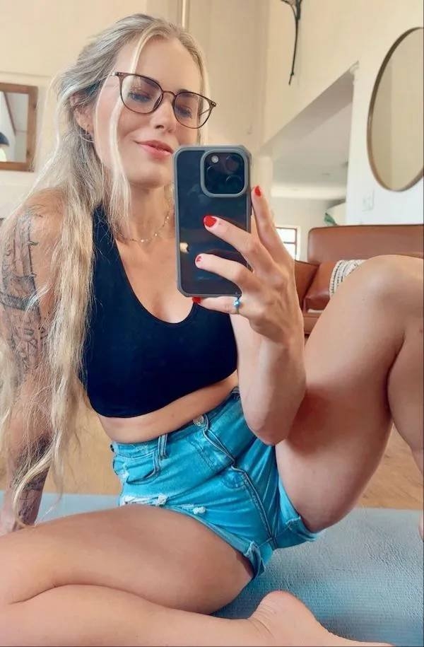 girlswithglasses26_044