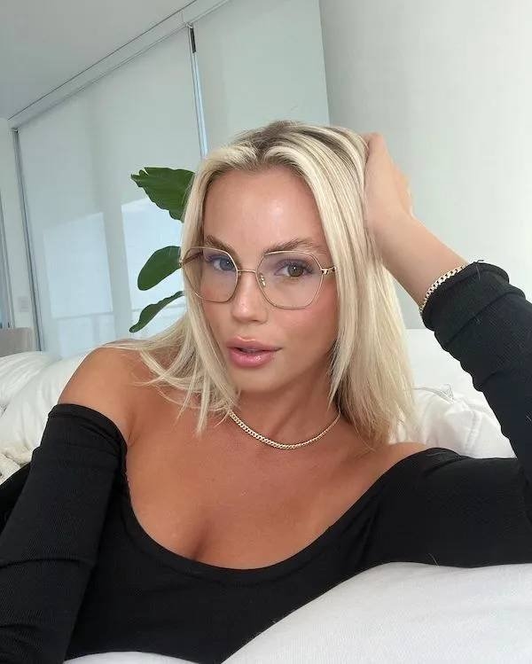 girlswithglasses27_028