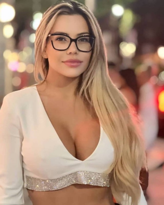 girlswithglasses33_021