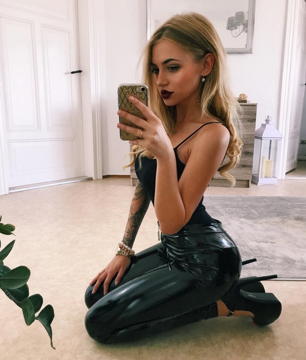 girlsinlatexleather31_057