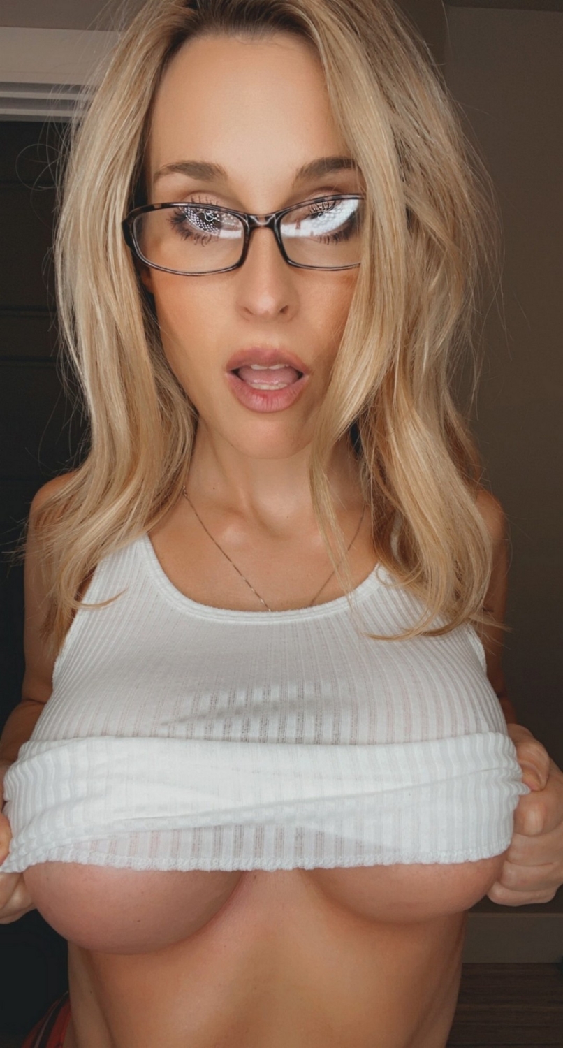 girlswithglasses34_051