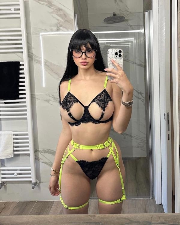 girlswithglasses35_036