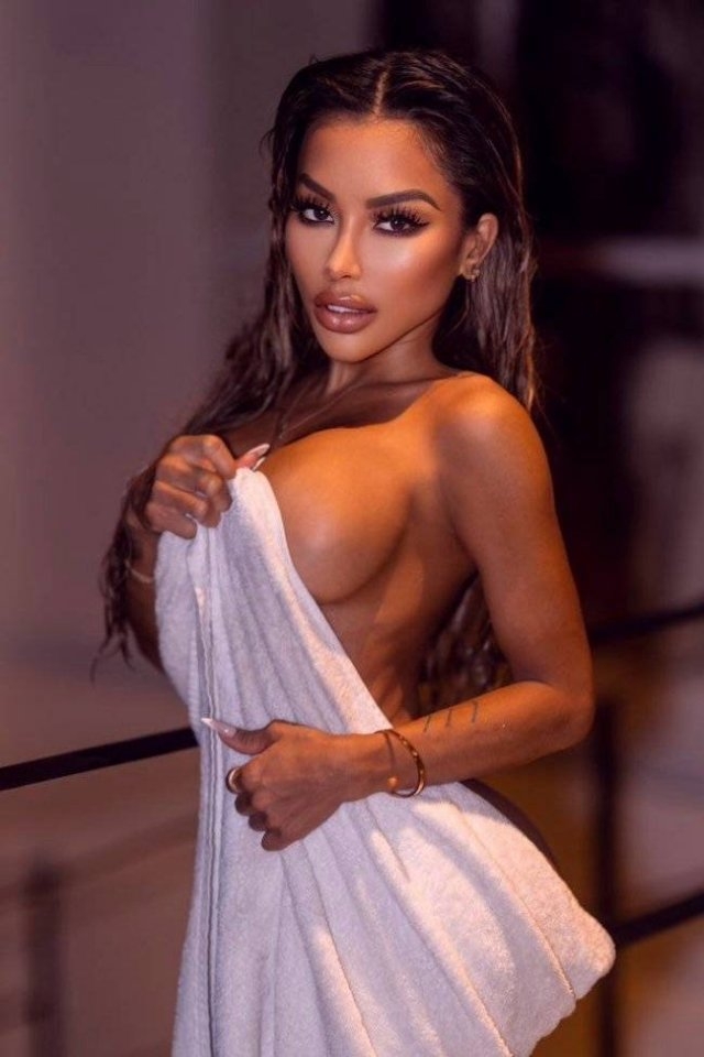 sideboob65_065