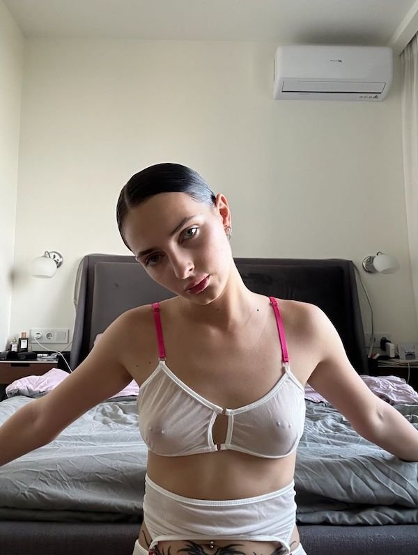braless104_071