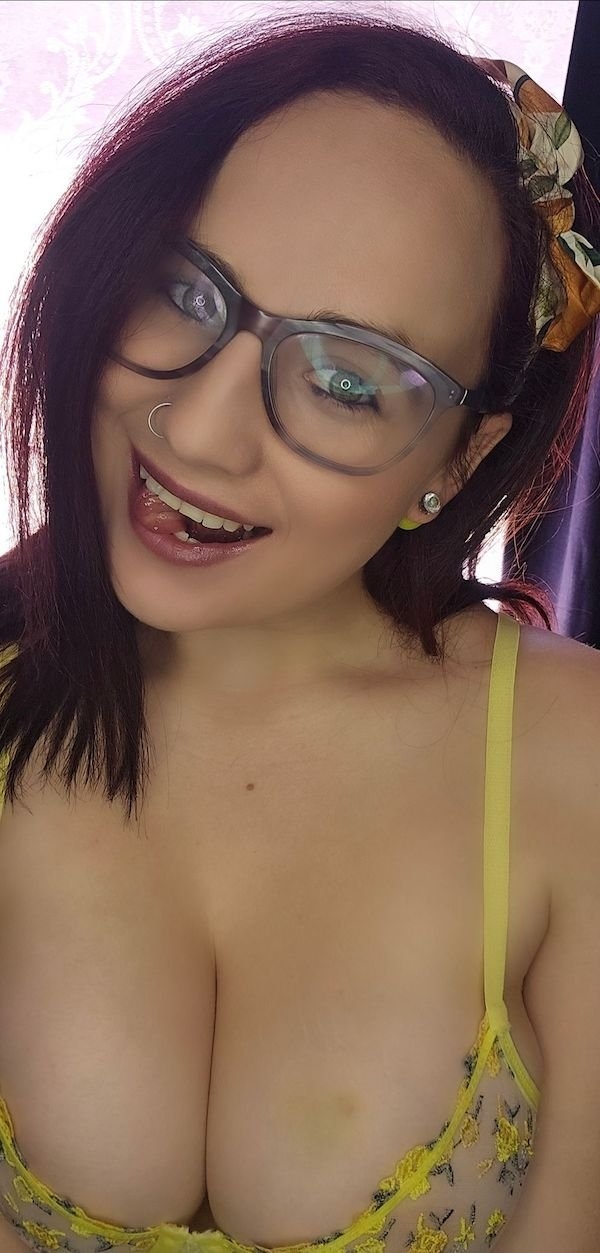 girlswithglasses36_050