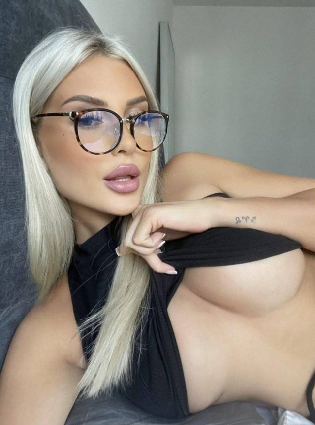 girlswithglasses37_043