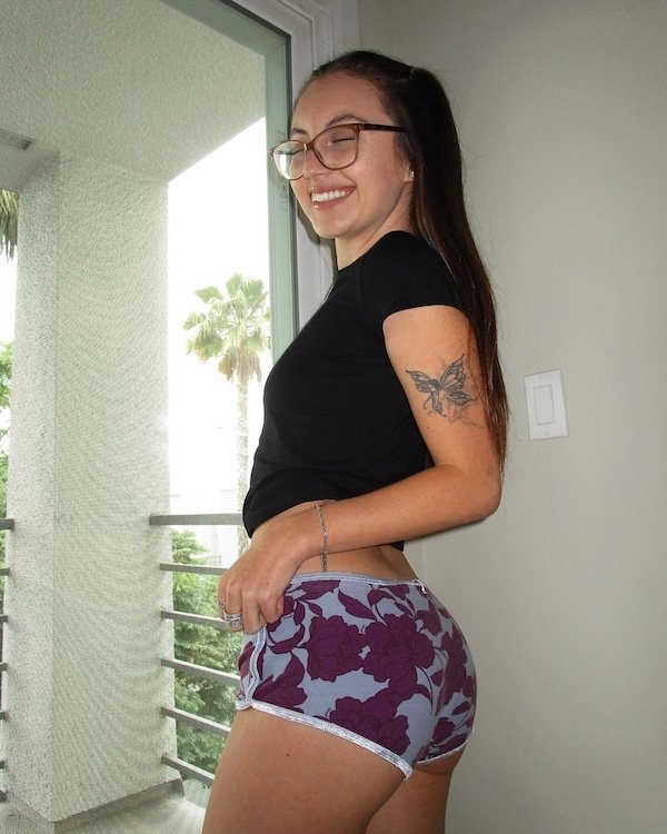 girlswithglasses38_037