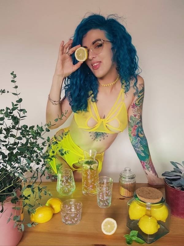 girlswithglasses38_052