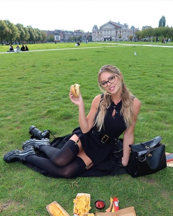 girlswithglasses38_053
