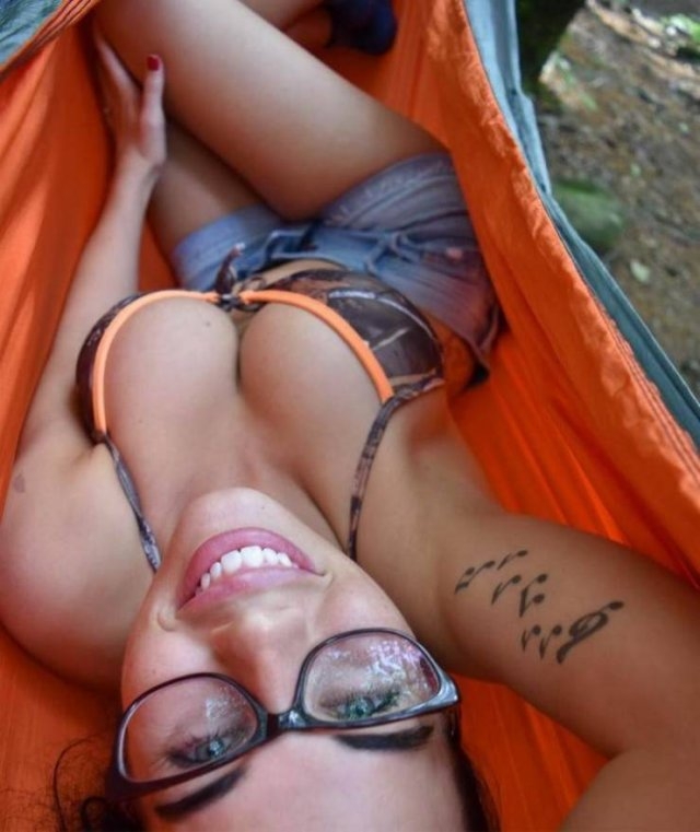 girlswithglasses41_037