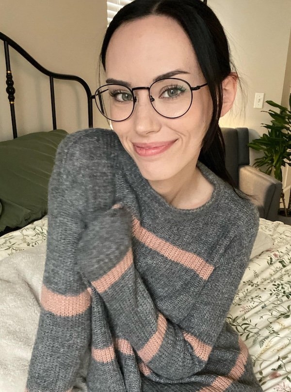 girlswithglasses41_052
