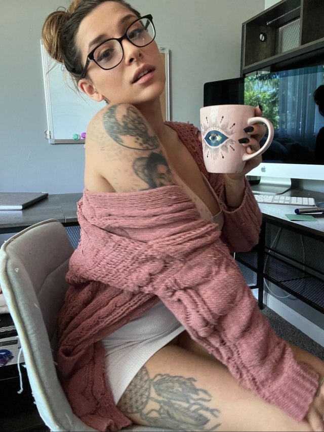 girlswithglasses41_053