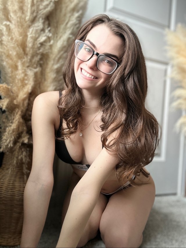 girlswithglasses43_022