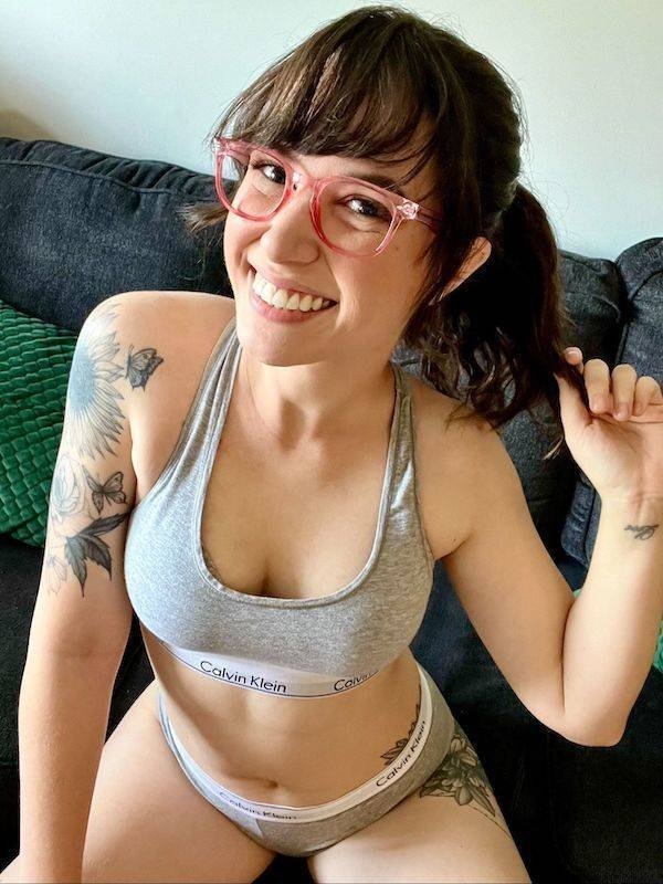 girlswithglasses45_009