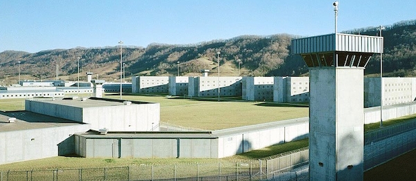 mostdangerousprison_003