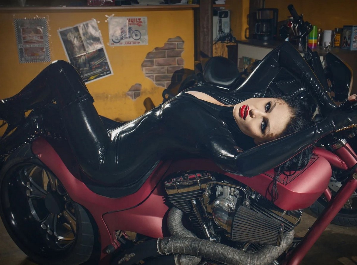 girlsinlatexleather35_016