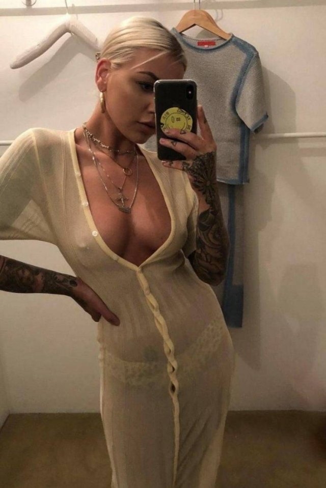 braless136_061