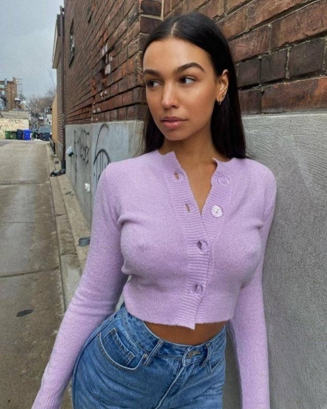 braless136_064