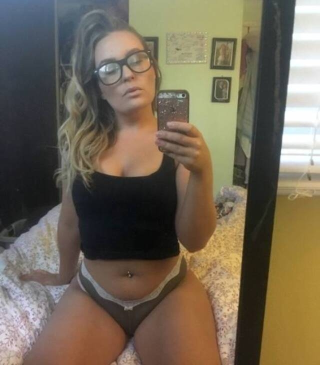 girlswithglasses49_041