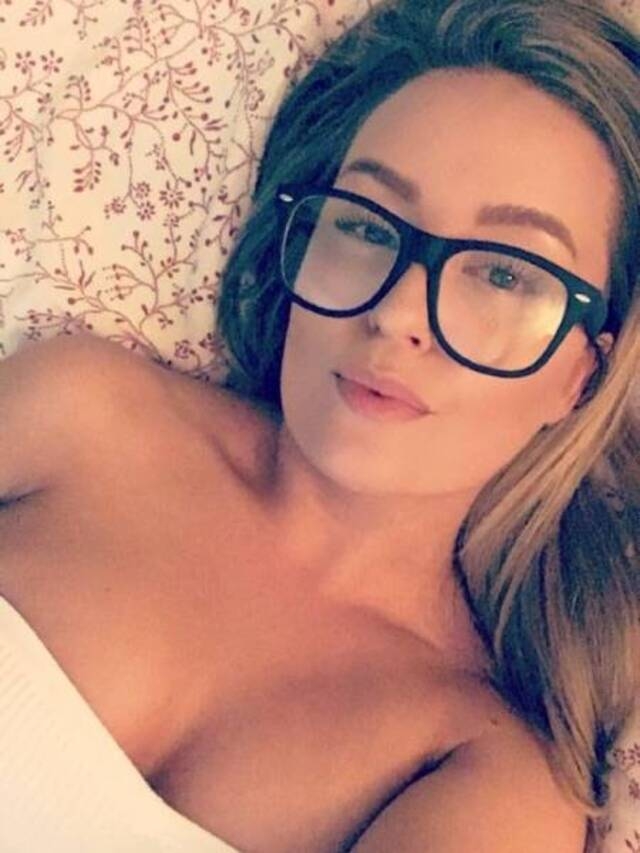 girlswithglasses49_043