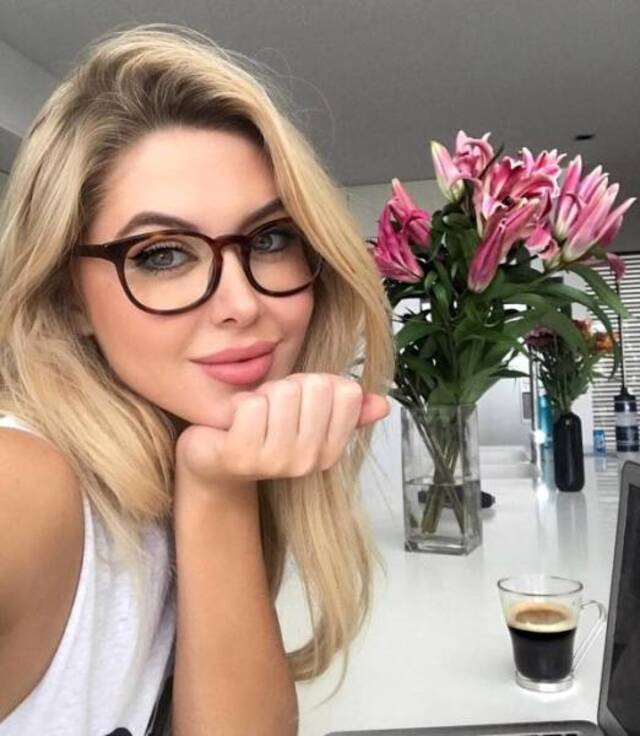 girlswithglasses49_050 girlswithglasses49_050