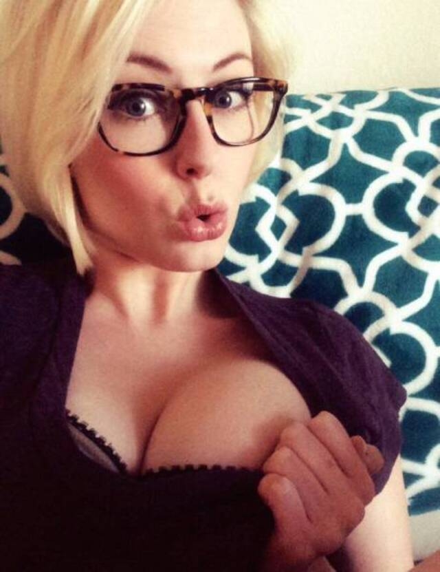 girlswithglasses49_063