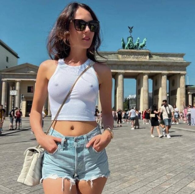 braless143_052