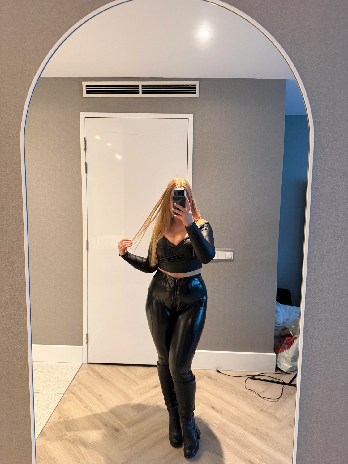 girlsinlatexleather41_048