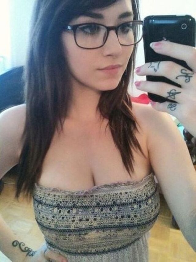 girlswithglasses51_050